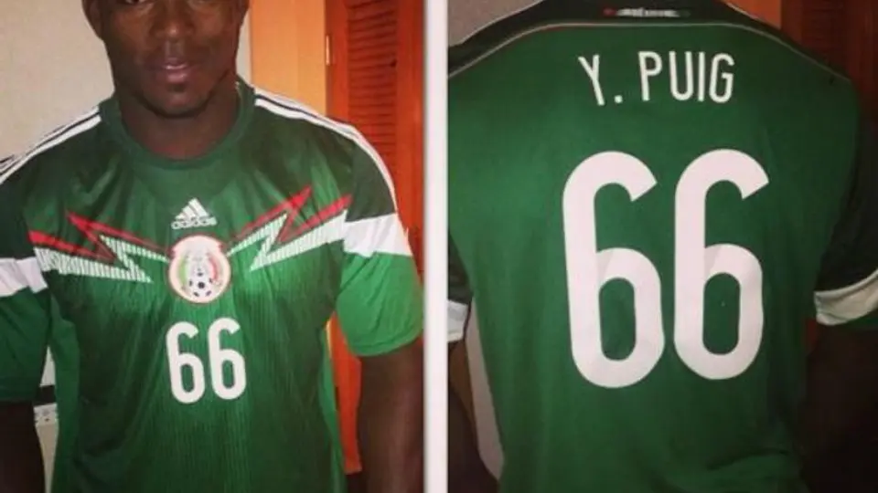Yasiel Puig posa con la playera de la Selección Mexicana