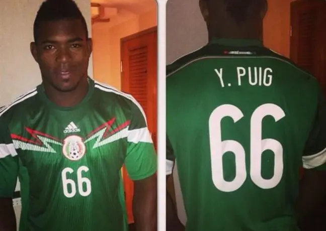 Yasiel Puig posa con la playera de la Selección Mexicana