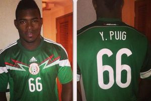Yasiel Puig posa con la playera de la Selección Mexicana