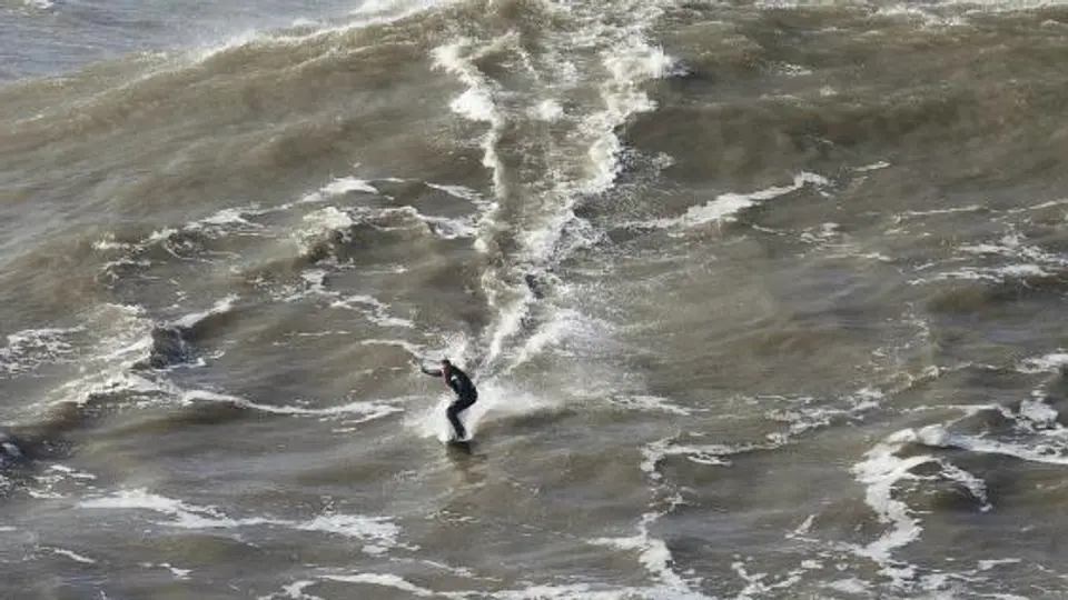 McNamara no pudo con las olas de Portugal