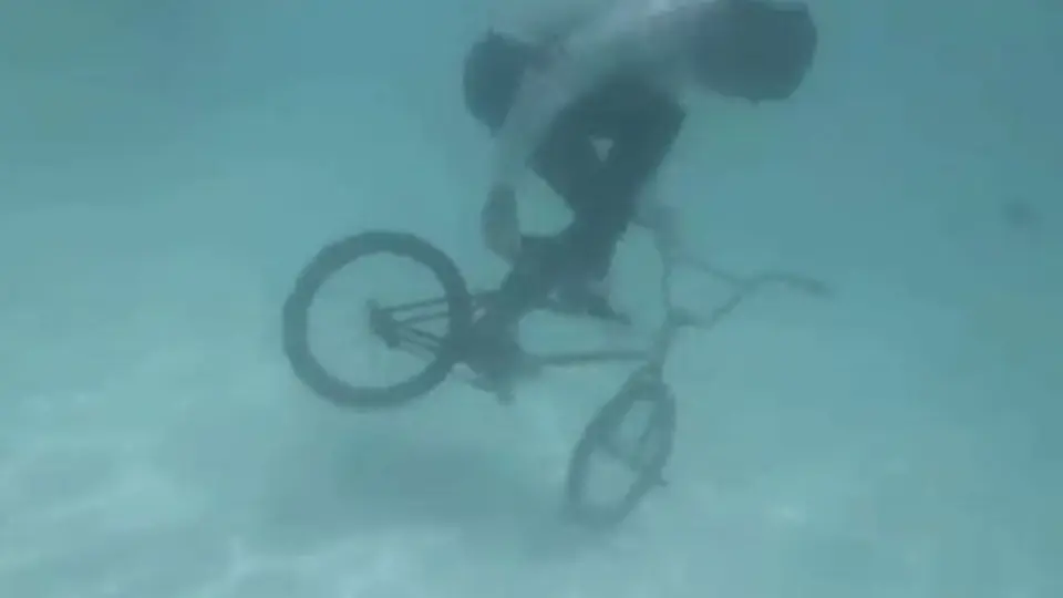 Deportistas de skate y BMX realizan trucos bajo el agua