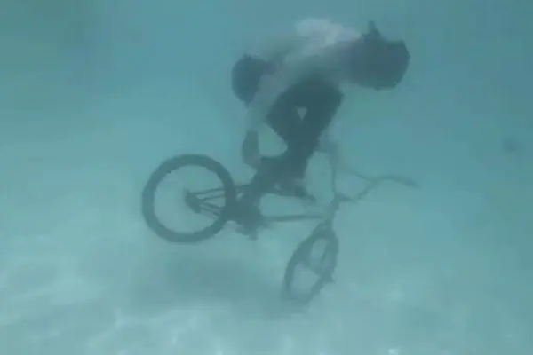 Deportistas de skate y BMX realizan trucos bajo el agua