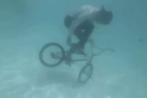 Deportistas de skate y BMX realizan trucos bajo el agua