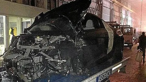 Difunden imagen del auto chocado de Alexis Sánchez