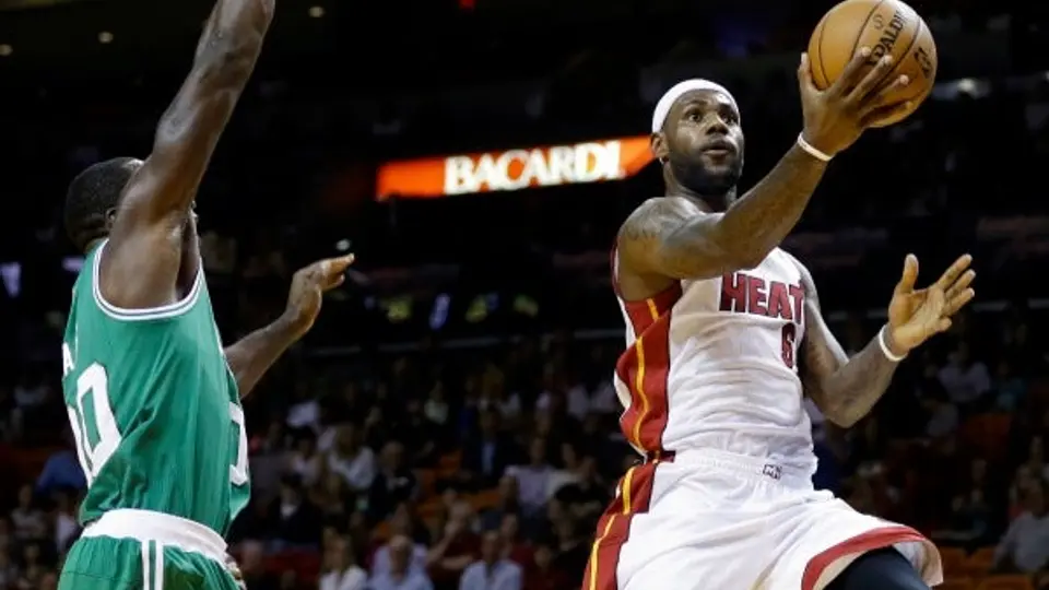 LeBron comanda triunfo del Heat sobre Milwaukee
