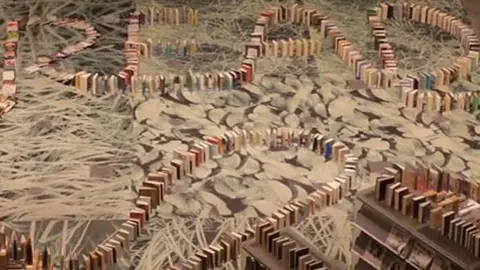 'Efecto dominó' realizado con libros rompe récord mundial