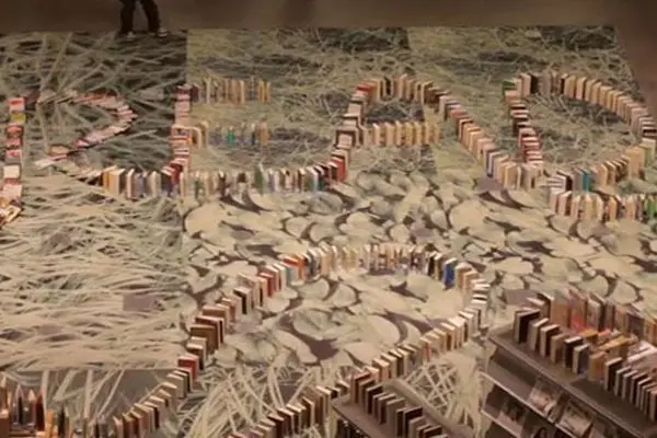 'Efecto dominó' realizado con libros rompe récord mundial