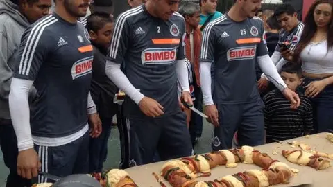 Chivas y América parten su rosca de Reyes