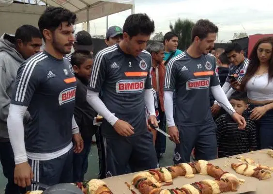 Chivas y América parten su rosca de Reyes