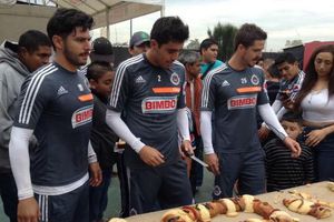 Chivas y América parten su rosca de Reyes