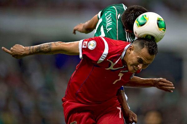 Zavala pelea contra un panameño el balón | MEXSPORT