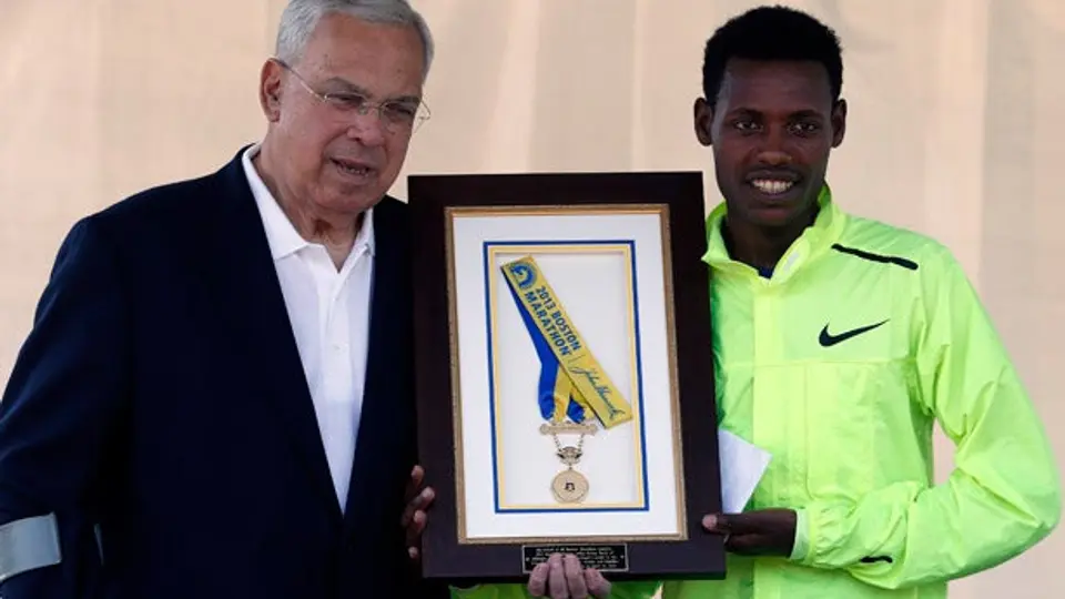 Ganador del Maratón de Boston devuelve su medalla