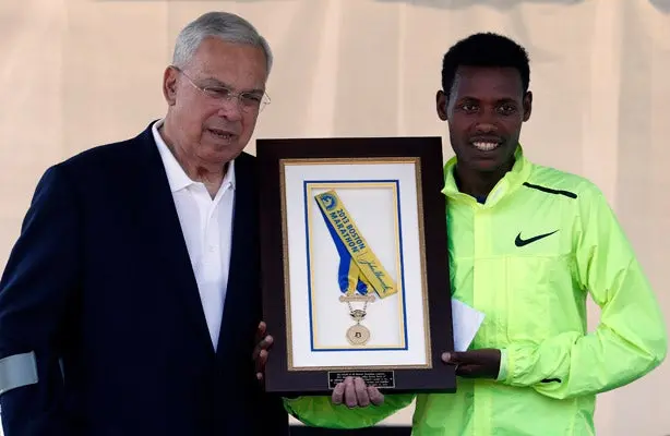 Ganador del Maratón de Boston devuelve su medalla