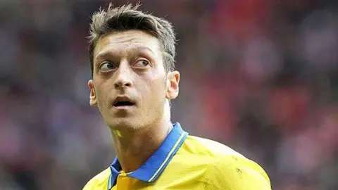 Özil es llamado 'fracaso' en Inglaterra