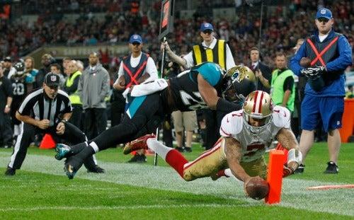 Kaepernick se escapó dos veces a la zona de anotación ante Jacksonville | AP