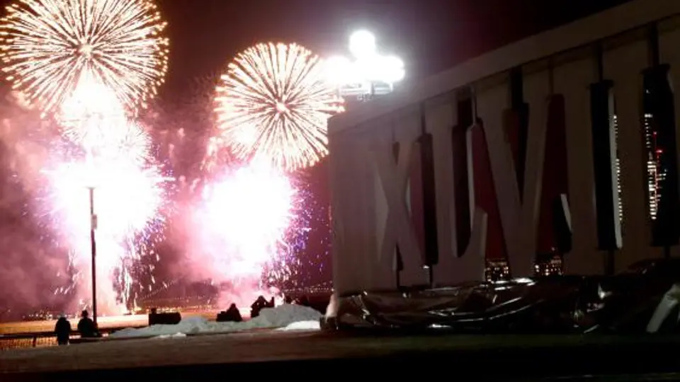 Fuegos artificiales iluminan la sede del SB