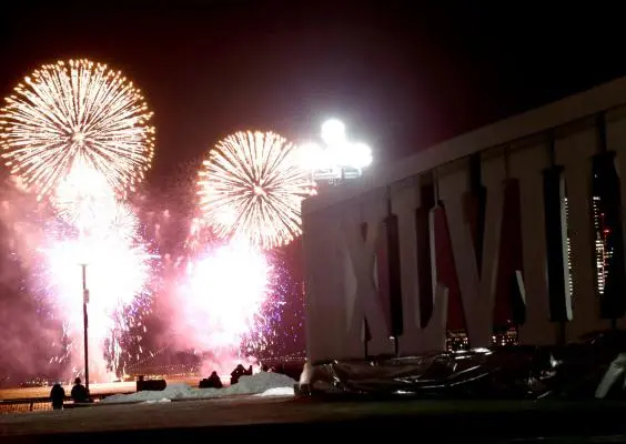 Fuegos artificiales iluminan la sede del SB