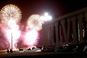 Fuegos artificiales iluminan la sede del SB