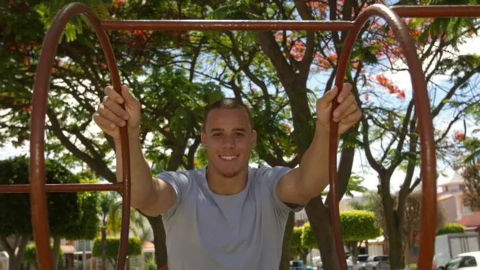 Shayne Skov firma con los 49ers