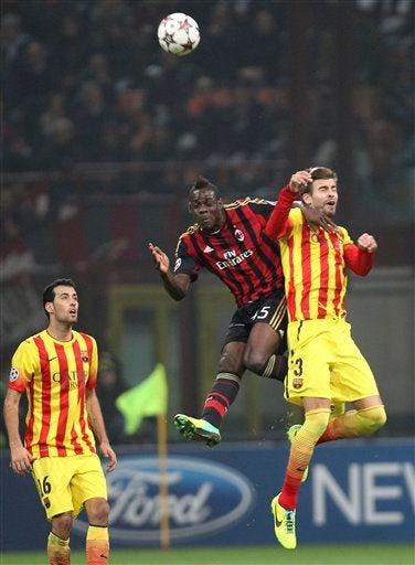 Piqué (der.) y Balotelli disputan por el esférico en todo lo alto sobre el campo de San Siro| AP