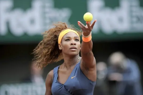 Serena Williams debuta con triunfo en Roland Garros