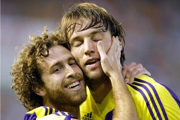 Miguel Pérez Cuesta y José Alberto Cañas se felicitan en la victoria del Swansea sobre el Valencia 3-0 | EFE