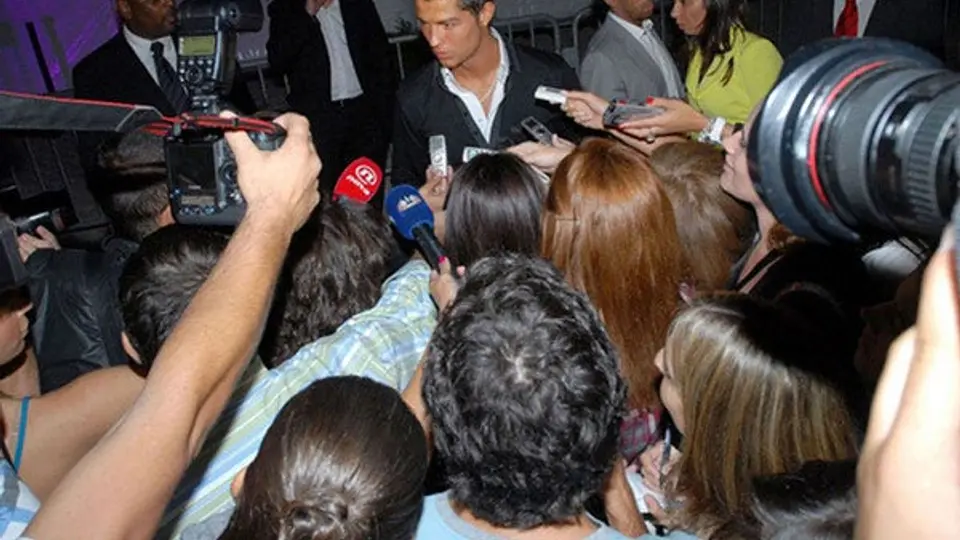 CR7 insulta a reporteros a su llegada a un antro en Estocolmo