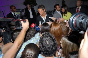 CR7 insulta a reporteros a su llegada a un antro en Estocolmo
