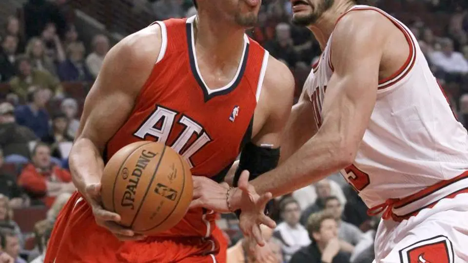 Ayón y Atlanta caen ante los Bulls
