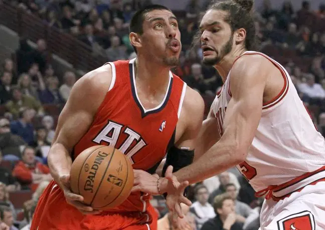 Ayón y Atlanta caen ante los Bulls