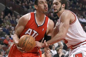 Ayón y Atlanta caen ante los Bulls