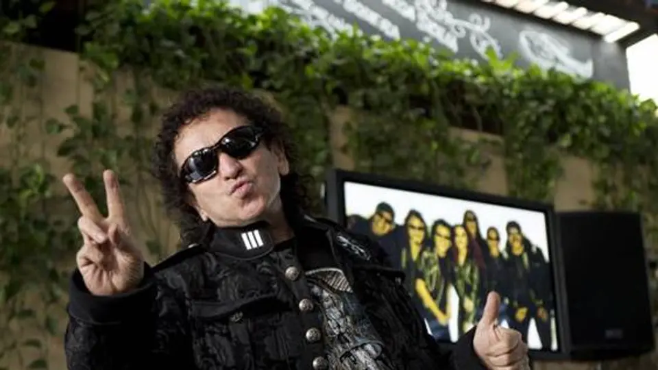 Alex Lora escribe rola para los 'campeones'