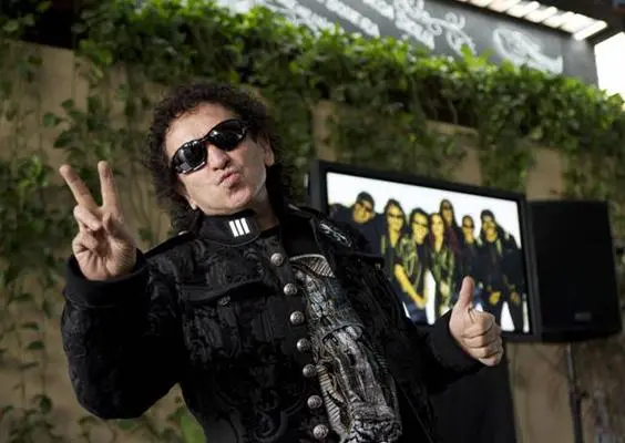 Alex Lora escribe rola para los 'campeones'