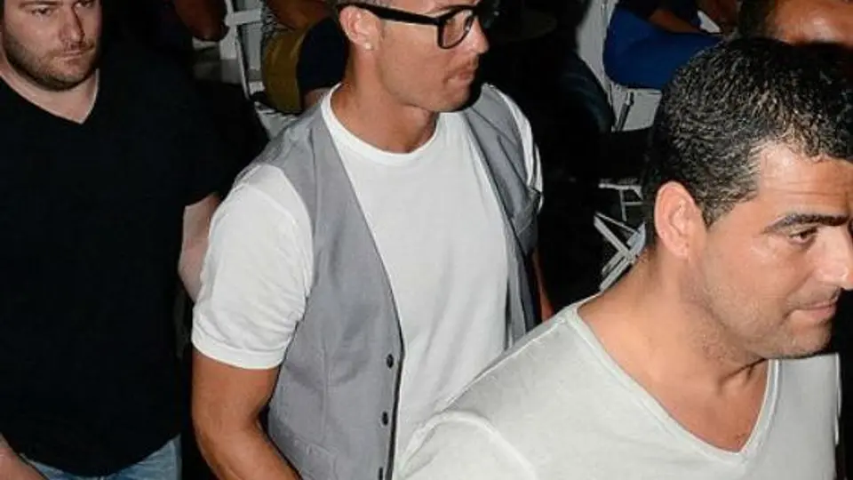 Cristiano esquiva a los paparazzi regalando fotos