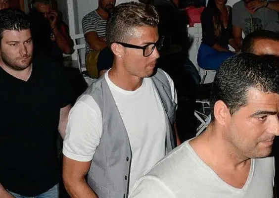 Cristiano esquiva a los paparazzi regalando fotos