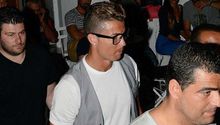 Cristiano esquiva a los paparazzi regalando fotos