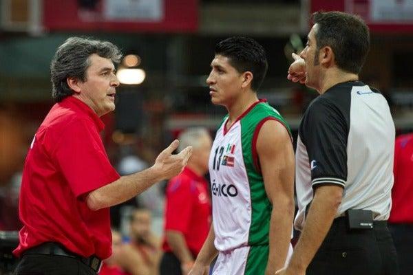 El momento en que el árbitro expulsa a Sergio Valdeomillos, técnico de México | EFE