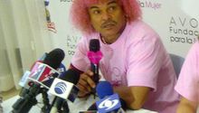 'El Pibe' Valderrama, solidaridad en rosa