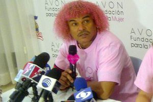'El Pibe' Valderrama, solidaridad en rosa