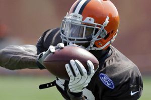 Encuentran marihuana en auto que conducía Josh Gordon