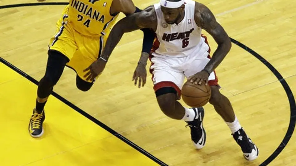 LeBron James da victoria al Heat de último segundo