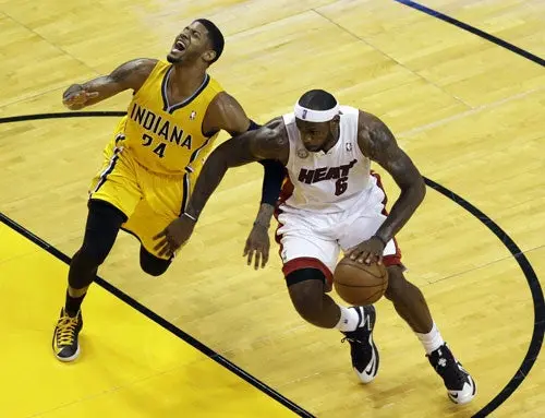 LeBron James da victoria al Heat de último segundo
