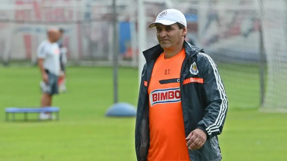 Bustos dirige su primer entrenamiento con Chivas