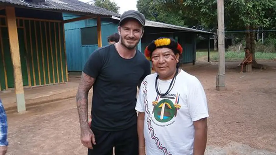 Beckham visita tribu del Amazonas de Brasil