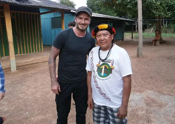 Beckham visita tribu del Amazonas de Brasil