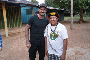 Beckham visita tribu del Amazonas de Brasil