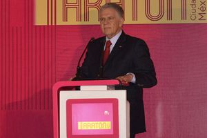 Carlos Padilla celebra el triunfo de México en el Premundial