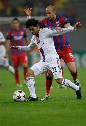 Mohamed Salah conduce el balón para el Basilea, frente a su marcador del Steaua | AP
