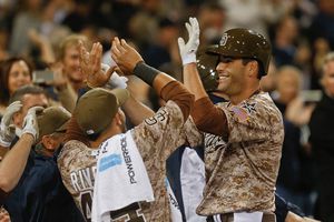 Padres se imponen a Dodgers en juego inaugural