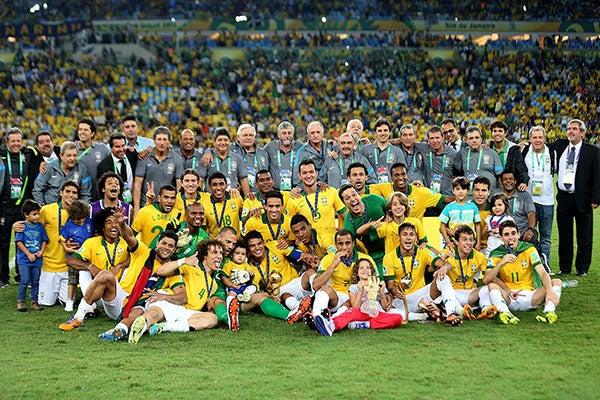Jugadores y cuerpo técnico se tomaron la foto con su nueva corona | EFE